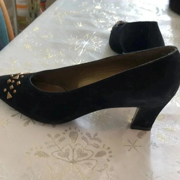 Vintage 80s Stuart Weitzman for Mr. Seymour black suede pumps - Picture 5 of 7